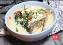 Illustration of how to make wolfberry tofu and fish head soup 10