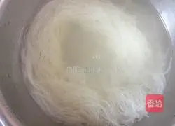 Illustration of how to make cold mushroom vermicelli 3