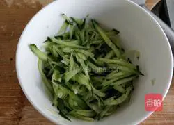 Illustration of how to mix fruits and vegetables with three shredded vegetables 2