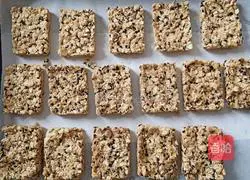 Illustration of how to make oat crisps 14