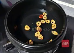 Illustration of how to make sweet red date and double-color dumpling soup 2