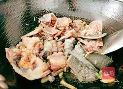 Illustration of making turtle, red dates and winter melon soup 12