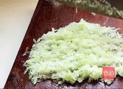 Illustration of how to make winter melon and pork stuffed dumplings to remove moisture in summer 2