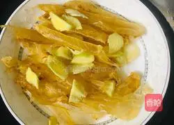 Illustration of how to cook isinglass stewed in milk 1