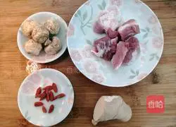 How to make mushroom and wolfberry lean meat soup Illustration 1