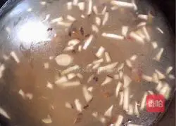 Illustration of how to make vegetable noodles in mushroom soup 4