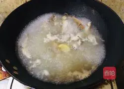 Illustration of how to make scallion and crucian carp soup 5