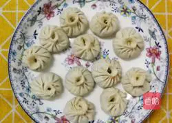 Illustration of how to make Xiao Long Bao with dumpling wrappers 7