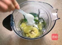 Illustration of how to make mint and kiwi juice 5