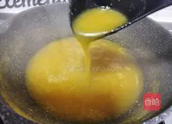 Illustration of how to make peach gum, pumpkin and pine nut soup 8