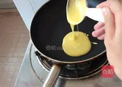 Illustration of how to make egg pancakes 5