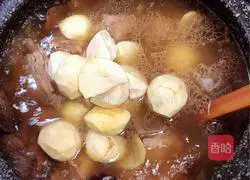 Illustration of how to make chestnut, radish and pork ribs soup (strengthening the spleen and kidneys) 8