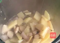 Illustration of making mushroom and potato soup 14