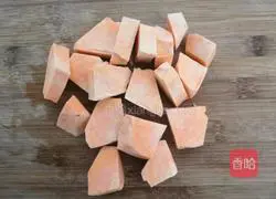 Illustration of how to make lotus seed, peach gum and sweet potato soup 4