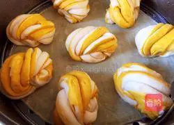 Illustration of how to make two-color flower rolls 11