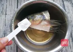 Illustration of how to make fish head and tofu soup 3