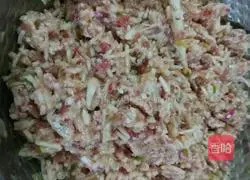 Illustration of how to make beef and radish stuffed buns 4