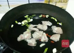 Illustration of how to make pork ribs and winter melon soup 3