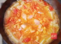 Illustration of how to make tomato, basa, fish and tofu soup 8