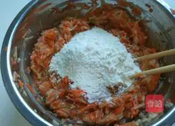 Illustration of how to make the Beijing specialty snack carrot and potato pancakes 5