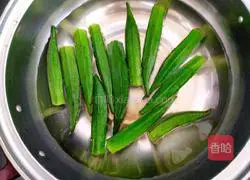 Illustration of how to make okra mixed with garlic and pepper 6