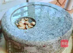 Illustration of how to make walnut, peanut and red date dew 4