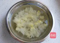 Illustration of how to make white fungus mixed with cucumber 2