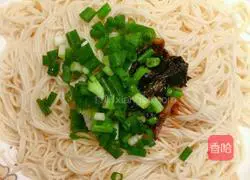 How to make noodles with scallion oil Illustration 8