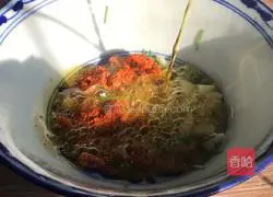 Illustration of how to make spicy and sour cucumber noodles 4