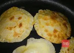 Illustration of how to make mini egg-filled pancakes 9