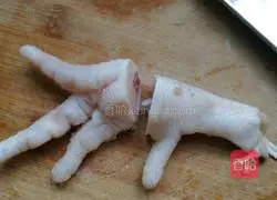 Illustration of how to make chicken feet with pickled pepper and lemon 1