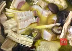 Illustration of how to make mushroom, yuba and salty chicken soup 2