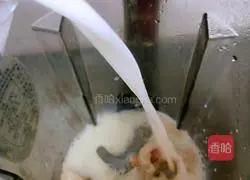 Illustration of how to make lychee milkshake 4