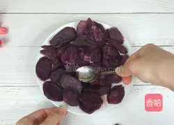 Illustration of how to make red date yogurt and purple sweet potato cake 3