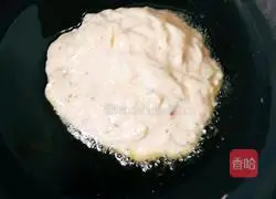 Illustration of how to make pumpkin shredded pancake noodles 3