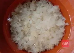 Illustration of how to make barley and white fungus soup 6