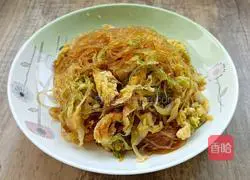 Illustration of how to stir-fry vermicelli with cabbage 12