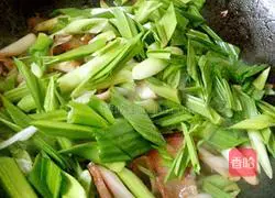 Illustration of how to stir-fry bacon with garlic sprouts 7