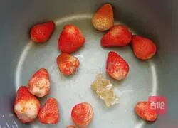 Yellow Rock Sugar Strawberry Drink Recipe Illustration 2