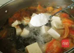 Illustration of making fungus, tofu, tomato and beef bone soup 12