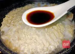 Illustration of how to make instant noodles with duck egg and pickled cabbage 5