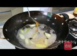 Illustration of how to make chicken soup, Yun'erjin and bamboo fungus 5
