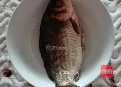 Illustration of how to make crucian carp and radish soup 2