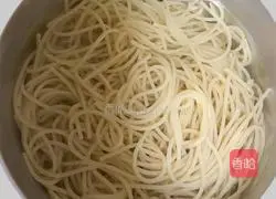 Illustration of how to make tomato and onion sauce pasta 3