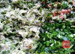 Illustration of how to make dumplings stuffed with chives and sophora flowers 1