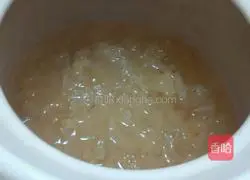 Illustration of how to make wolfberry and white fungus soup 5