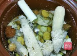 Illustration of how to make bamboo fungus, lotus seed, lily and chestnut chicken soup 7