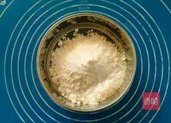 Illustration of making mushroom biscuits 1