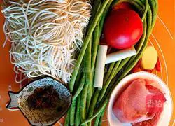 Illustration of how to make steamed braised noodles 1