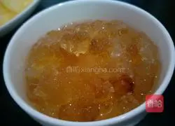 Illustration of how to make peach gum, red dates and white fungus soup 1